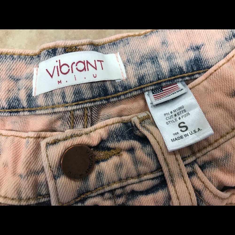 Acid Washed Distressed Shorts - Picture 3 of 7